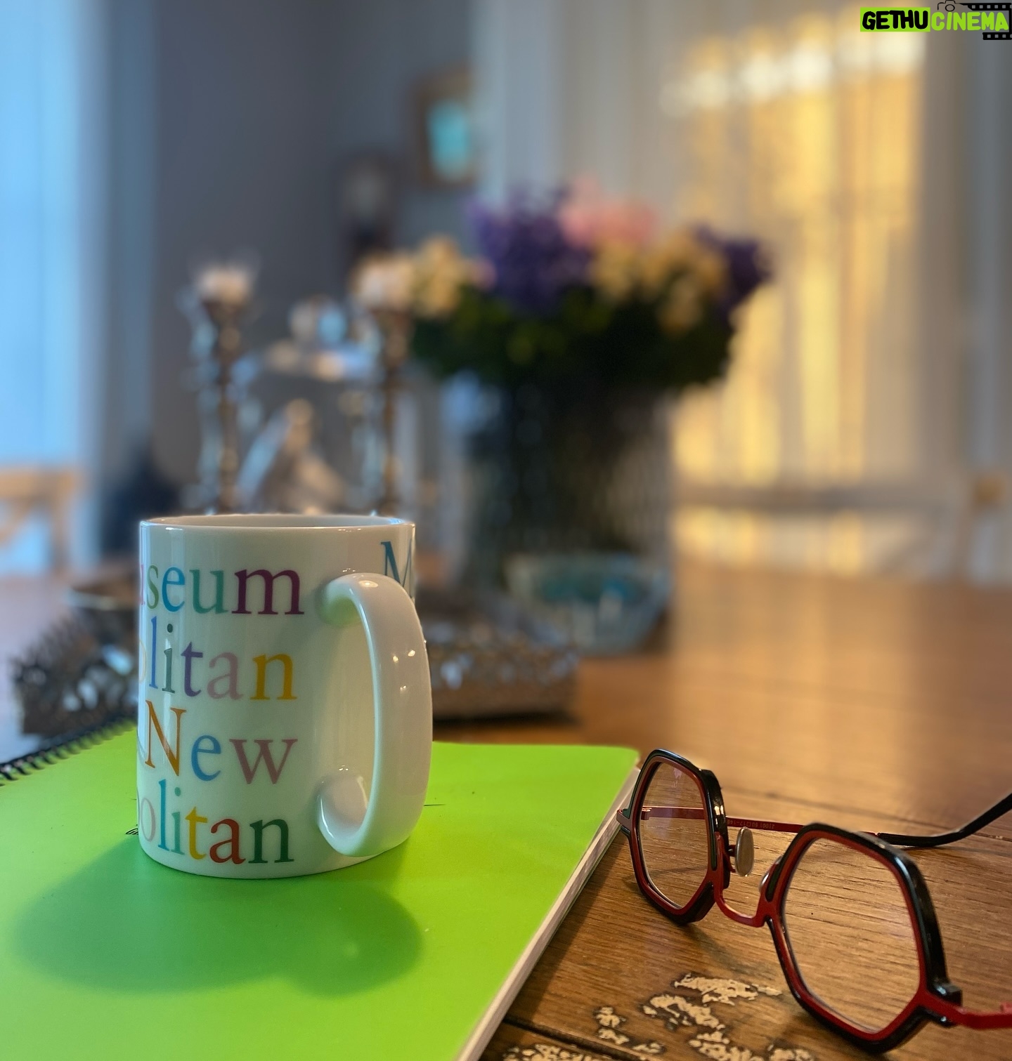 İclal Aydın Instagram - Her yeni kitap öncesi olduğu gibi🩵 Aynı fincan, yeşil defter… Adını henüz bilmiyorum yeni romanın. Nasılsa kendi adını kendi bulacaktır… İlk birkaç satırı da paylaşayım her zaman olduğu gibi 😊 (…) Fincanını senden sonra kaldırmamıştım birkaç gün. Kahve telvesi kurudu kaldı içinde. Hatta sandalye bile kalktığında hangi formdaysa öyle durdu bir süre. Kendiminkilere de dokunmadım. Ne fincana, ne sandalyeye... Öyle, her an kaldığımız yerden devam edecekmişiz, sen balkonda içeri girecekmişsin gibi beklediler bizi. Yanlarından geçip gittikçe canımı acıttı o duruşları. Öfkelendim. Haklı buldum kendimi. Sen beni nasıl hatırlamadın sahi? Sen beni neden her seferinde unuttun. Oysa bak rüyalarımız bile karışmış birbirine. Acılarımız, yaralarımız, şarkılarımız. Yine aynı sesler, sözler, oyunlar, sonuçlar, yorgunluklar, vaz geçişlerle dolu tarihimiz. Ayırıp ayırıp aynı şehire atmış bizi hayat. Birbirimizi bulmak mı ödevimizdi? Aynı gece mi gördük o rüyaları? Aynı anda mı dinledik o şarkıyı? “Bulun hadi artık birbirinizi mi?” dedi melekler? Birbirimizin kalbinde “yine” yeni yaralar açmamız muhtemelken bile, sarıldıkça bir parça da olsa azalmaz mıydı bu çok özlemenin sızısı? Kim oynuyor ki bu oyunu? Ya da kim oynatıyor bu oyunu? (…) #yakında @artemisyayinlari ‘nda.