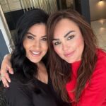 İclal Aydın Instagram - Dün, 18 Mayıs’ta yeni kitabımın yazımı bitti ve redaksiyon için yola çıktı. Güzel bir günde bitmiş dedim🥰 Üç sevdiğim kadınla aynı güne denk geldi doğumu. #salkımsokakno3 ve @aysudaakbulut ve @deryaozel_ ve @selentunca doğum günleriniz kutlu olsun. Bu ülkenin aydınlık ve çalışkan üç kadını. Bayram çocuklarısınız siz üstelik. Hep artı bir günlüksünüz her 19 Mayıs Atatürk’ü Anma, Gençlik ve Spor Bayramı’nda. İyi ki doğdunuz. Hepimiz için şahane bir yıl olsun dilerim💙🎈