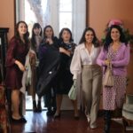 İclal Aydın Instagram - Nicedir setten bir şeyler paylaşmamıştım. Bir sene ne çabuk geçmiş gitmiş. Daha dün gibi mekan seçmeye geldiğimiz gün… Hadi biraz eski bölümlerden kamera arkası paylaşayım sizi de akşam saat 20:00’de @kanald ‘de @uckizkardestvdizisi izlemeye davet edeyim bu vesile. 🥰 1- Rüçhan’ın kürkünü giyince bir hava bir hava :) @vedayurtsever 2- Biz de isterdik giyinip kuşanalım ama Veda’ya kırmızı ceket bana hırka düştü :) 3- Bir de terlik, bir de hırka, bir de tepsi :) 4-Kesinlikle Allah seni alsın götürsün Fatih bakışı bu:) 5- Ama sahne biter bitmez gerçek yüzümüz bu :) @hakanatalaay 6- Ah bu kapı önü sohbetleri, bir gün kesin çok özleyeceğim :) 7- Şu şenlikli ev gezmeleri yok mu:) siz böyle neşe yazın biz hakkını verelim :) @sevgiyilmaz @zilufer 8- Ah benim canım Erkin şefim. O tatlı yardımcı yönetmen suratın yine neye hayret ediyor acaba? @eckaruserci ve canım Eda eminim o an bana “İcoş bi baksana demişsin” @edateksoz Hadi akşama bekliyoruz🌸 @iincigundogdu