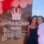 İclal Aydın Instagram - Bir soru sordu bana. Yanıtı benim içimde de belirsizmiş meğer. Gözlerim doldu. Onun yanında küçük, dünyevi dertlerden bahsetmek istemem oysa ama bazen kaçırıyor insan duygularının kontrolünü… Beni belirsizlik yorar. Endişelendirir. Korkmaktan korkmaya başlayınca o kaygı dişlisi başlar kalbimi ezmeye… Kuzenim Tülin’in tesellileri, yorumları hep çok iyi gelir bana çünkü tanıdığım en güçlü kadının her kelimesine bütün kalbimle inanırım. Dün sabah da inandım. Gelecek ancak iyilikle inşa edilebilir. Yeniden ve yeniden ve her şeye rağmen. Her şeye rağmen. Cesaret korkmamak değil, korkuna rağmen yola çıkabilmek, devam etmektir. Her şey çok güzel olsun. Anneler günü hakikaten bir anlam içeriyorsa sadece kendi çocuğu için değil başkalarının evladı için de çabalayan herkesi kutluyorum🌸 @sayracinar @tulin_batmaz