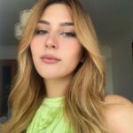 İclal Aydın Instagram – Canım kızım,
Tam 20 yıl önce bu saatlerde o kadar çok kahkaha attım ki doğumum başladı…
Sen gülüşlerimle dünyaya geldin. Sonra çok gözyaşı, çok yalnızlık, çok güzellik yaşadık seninle.
Sen doğduğunda annem benim kadardı, ben doğduğumda annem senin yaşındaydı…
Canım yavrum, tenhalığım, sevincim, amacım, tesellim…
İyi ki doğdun canım kızım💙
Çok mutlu ol, çok…