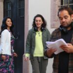 İclal Aydın Instagram - Nicedir setten bir şeyler paylaşmamıştım. Bir sene ne çabuk geçmiş gitmiş. Daha dün gibi mekan seçmeye geldiğimiz gün… Hadi biraz eski bölümlerden kamera arkası paylaşayım sizi de akşam saat 20:00’de @kanald ‘de @uckizkardestvdizisi izlemeye davet edeyim bu vesile. 🥰 1- Rüçhan’ın kürkünü giyince bir hava bir hava :) @vedayurtsever 2- Biz de isterdik giyinip kuşanalım ama Veda’ya kırmızı ceket bana hırka düştü :) 3- Bir de terlik, bir de hırka, bir de tepsi :) 4-Kesinlikle Allah seni alsın götürsün Fatih bakışı bu:) 5- Ama sahne biter bitmez gerçek yüzümüz bu :) @hakanatalaay 6- Ah bu kapı önü sohbetleri, bir gün kesin çok özleyeceğim :) 7- Şu şenlikli ev gezmeleri yok mu:) siz böyle neşe yazın biz hakkını verelim :) @sevgiyilmaz @zilufer 8- Ah benim canım Erkin şefim. O tatlı yardımcı yönetmen suratın yine neye hayret ediyor acaba? @eckaruserci ve canım Eda eminim o an bana “İcoş bi baksana demişsin” @edateksoz Hadi akşama bekliyoruz🌸 @iincigundogdu