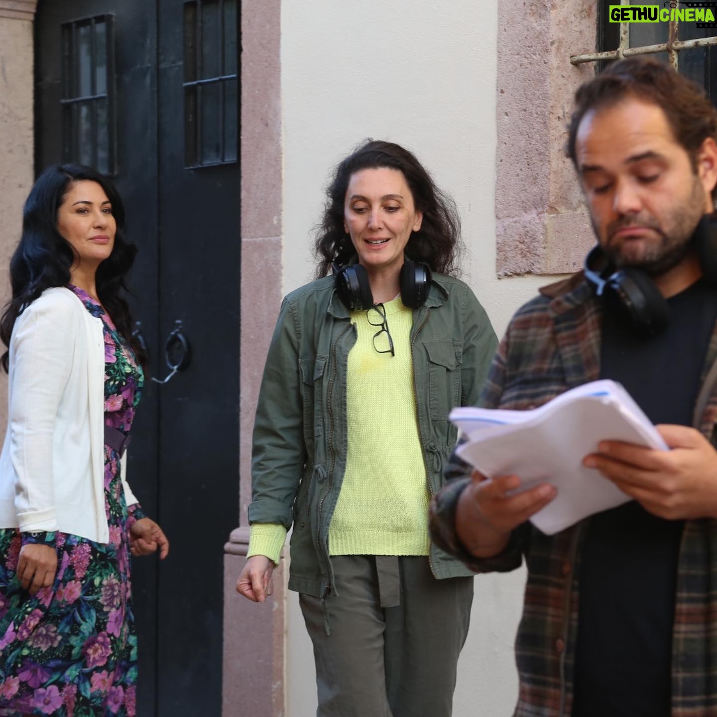 İclal Aydın Instagram - Nicedir setten bir şeyler paylaşmamıştım. Bir sene ne çabuk geçmiş gitmiş. Daha dün gibi mekan seçmeye geldiğimiz gün… Hadi biraz eski bölümlerden kamera arkası paylaşayım sizi de akşam saat 20:00’de @kanald ‘de @uckizkardestvdizisi izlemeye davet edeyim bu vesile. 🥰 1- Rüçhan’ın kürkünü giyince bir hava bir hava :) @vedayurtsever 2- Biz de isterdik giyinip kuşanalım ama Veda’ya kırmızı ceket bana hırka düştü :) 3- Bir de terlik, bir de hırka, bir de tepsi :) 4-Kesinlikle Allah seni alsın götürsün Fatih bakışı bu:) 5- Ama sahne biter bitmez gerçek yüzümüz bu :) @hakanatalaay 6- Ah bu kapı önü sohbetleri, bir gün kesin çok özleyeceğim :) 7- Şu şenlikli ev gezmeleri yok mu:) siz böyle neşe yazın biz hakkını verelim :) @sevgiyilmaz @zilufer 8- Ah benim canım Erkin şefim. O tatlı yardımcı yönetmen suratın yine neye hayret ediyor acaba? @eckaruserci ve canım Eda eminim o an bana “İcoş bi baksana demişsin” @edateksoz Hadi akşama bekliyoruz🌸 @iincigundogdu