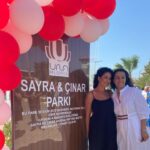 İclal Aydın Instagram – Kuzenim Tülin…
Çocukları Sayra ve Çınar’ı 2020 İzmir Depremi’nde kaybettik. Onların bu erken gidişi arkalarında kalan annelerini ve dolayısıyla biz yakınlarını daha büyük bir anlam arayışına götürdü. Bu soruların biricik yanıtı başka çocukların sevinçlerinde, hayatlarında gizliydi. 
Bir vakıf kuruldu. @sayracinar vakfı💙

Şimdi biz Cumhuriyet’imizin 100. Yılında 100 Çocuk İçin Buluşuyoruz!

İlk kez 2012’de sahnelemiştim Emanetçi’yi. 
100.ve son gösterimi  16 yaşında kaybettiğimiz çocuklarımız Sayra ve Çınar adına 100 çocuğun eğitimine destek için İzmir’de olacak. 
15 Aralık’ta çok uzun bir aradan sonra onlar için sahnedeyim💙

-Sayra&Çınar Vakfı’nın ev sahipliğinde, gerçekleşecek olan bu özel gecenin tüm geliri çocukların eğitim bursu için bağışlanacak-

📍Türkiye’nin hatta dünyanın her yerinden kampanyaya katkıda bulunmak isteyen gönüllüler, *bağış bileti/biletleri alarak da destek sağlayabilirler.

📍Bağış Bileti Nedir?
Gösteriye katılamayacak olup sadece bilet/biletler alarak katkı sağlanmasıdır.

📍15.12.2023 / 20.30 
📍İzmir Bornova Kültür ve Sanat Merkezi/ Bozkurt Kuruç Sahnesi
📍Bağış ve Bilet Satış : Biletix 
 
#sayraçınarvakfı 
#çocuklarınyarınları
#iyilikikizim @sayracinar