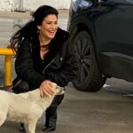 İclal Aydın Instagram - Kimimiz kedi insanıdır. Kimimiz köpek dostu. Kimi yazları bekler dört gözle kimi sonbaharı… Yumurtayı çok haşlanmış sevenle tereyağında az pişmiş yiyen aynı masada kahvaltı etmesin mi yani? Taş değil çiçek yağsın üzerimize. Farklı düşünebilir, farklı sevebiliriz. Biz bunu yapabiliriz!! 100 YILLIK BU CUMHURİYET BİZİM, SEÇİM HEPİMİZİN! SEN DE OY VE ÖTESİ’NE GEL SEÇİMLERİMİZE BERABER SAHİP ÇIKALIM. @oyveotesi @elifd1 🌸