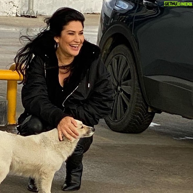 İclal Aydın Instagram - Kimimiz kedi insanıdır. Kimimiz köpek dostu. Kimi yazları bekler dört gözle kimi sonbaharı… Yumurtayı çok haşlanmış sevenle tereyağında az pişmiş yiyen aynı masada kahvaltı etmesin mi yani? Taş değil çiçek yağsın üzerimize. Farklı düşünebilir, farklı sevebiliriz. Biz bunu yapabiliriz!! 100 YILLIK BU CUMHURİYET BİZİM, SEÇİM HEPİMİZİN! SEN DE OY VE ÖTESİ’NE GEL SEÇİMLERİMİZE BERABER SAHİP ÇIKALIM. @oyveotesi @elifd1 🌸