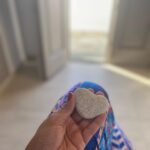 İclal Aydın Instagram – Günaydın💙 
Yolda olmayı çok seviyorum. Araba kullanmayı, şehirler, ülkeler değiştirmeyi… Yolculuk zihnimi berraklaştırıyor.
Sabah 04:00’te çıktım yola. Ayvalık’tan İzmir’e geçtim. İzmir’den İstanbul’a uçtum. Şimdi de oturdum Amsterdam uçağımın kalkış saatini bekliyorum. 

Bazen duygularınızın, kaygı ya da sevinçlerinizin içinde kaybolur musunuz siz de? Duygularım yetmiyormuş gibi kendi sohbetimin içinde bile kaybolurum ben bazen. Öyle bi başlarım anlatmaya, oradan oraya atlarken birden unuturum ne için başladığımı. Durup, başa sarmaya başlarım. Nereden başladığımı bulursam devamı aynı akışla gelir çünkü. 

Üzerinde çalıştığım son kitap BUNU SEN OKU’daki üslubumu da daldan dala konarak şakıyan bir muhabbet kuşuna benzetiyor editörüm @tolgameric1595 🤗 

Bir süredir “şakımam” durdu gibi. Şaşkın ve dalgın bakıyorum uzaklara, yakınlara. Yine yazarken, anlatırken kayboldum, farkındayım. “Ne anlatıyordum ben?” diye düşünüyorum. 

Bu sabah gün doğarken en eski “problemleri çözme, dağınıklığı toparlama” yöntemimi devreye soktum: başa döndüm. 
Ben bu kitaba nerede, nasıl başlamıştım? Duygum neydi? Renkler nasıldı? Hangi şarkıları dinliyordum? Hepsinden önemlisi “Ben ne anlatmak istiyordum?” 

Buldum. Anımsadım. 
Yazdı. Ağustos. Atina’dan yola çıkmıştık. Özlem vardı yanımda. Yazın rengi maviydi. Şarkısı zaten kitapta… 
Evet, hikaye tam olarak buydu: güzel şeyler hangi zor günde başlamıştı?