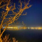 İclal Aydın Instagram – Günaydın💙
Yaz saati-kış saati derken benim gibi güneş insanları için zor geçer bu mevsimin sabahları. Karanlıkta sabah yürüyüşü kafamı karıştırır. Işık görmeyince aydınlık gelmeyecek sanırım hele bir de gün çoktan başlamışsa…
Neyse yaza ne kaldı şunun şurasında. 😉
Biliyorsunuz değil mi; her şey çok güzel olmadan önce çok ama çok kötü olur. 
Kaç kez söyledim, yazdım, anlattım bilmiyorum ama bir kez daha tekrar edeyim de hepimize sabah morali olsun: “Hiçbir felaket tek başına gelmez. Ama giderken de asla yalnız gitmez!!”
Ben müjdeli filmlere, adaletin yerini bulduğu öykülere inanırım. Günaydın🎈