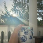 İclal Aydın Instagram - Hoşçakal Mavi Panjurlu Ev💙 Seni gördüğüm ilk an çok sevmiştim, biliyorsun. İkimizi çok benzetirdi insanlar anımsıyor musun? “Bu ev aynı sen, sen tıpkı bu evsin” derdi görenler… Ayvalık’ta hayatımın en mutlu ve mutsuz, en sevinçli ve üzgün, en başarılı ve yenik hissettiğim günlerinin ortağı oldun. Balkonun, terasın, pencerelerin, odaların şahane arkadaşlarımın sesleriyle, gülüşleriyle doldu. Üç Kız Kardeş’i hayal ederek yazdığım yerden el ettin bana. Kalbini, kapını açtın. Kısa zamanda çok şey yaşadık birlikte. Hayatımda bir devir daha bitti ve sen buna sessizce eşlik ettin... şimdi seni yeni konuklarına bırakıyorum. Onlara da bana verdiğin eşsiz sabahları, günleri, geceleri göstereceksin biliyorum. Sesini dinlet. Bizi anlat. Buradan şahane çocuklar geçti, ve onlar “bir devir muhteşemdiler” de… Ben seni hiç unutmayacağım. Sen de beni unutma. Evimden ayrılmak zor ama.. Daha da zoru bu veda sanırım.. Hoşçakal Ayvalık. Bana verdiğin, kattığın her şey için sana hep minnettarım… Gerçekten uğurlu bir yuva oldun…💙