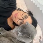 İclal Aydın Instagram – İyi bir uykunun verdiği sağlıklı mutluluk insanın yaşı ilerledikçe daha da kıymetli oluyor. 
Az uyuyup çok yaşamanın peşine düşünce çok da yoruluyorum haliyle. Yorulmasam ne olur? Hiç uyuyamam muhtemelen… 🤭

Leyla kedisi hep uyuyan yaşlı bir kedi artık. Buradaki ilk fotoğrafını buldum. 
Avuç içi kadarmış. Maçka’da büyük evde oturuyormuşuz. Kızım Lal ilkokula gidiyormuş. Anneme teşhis yeni konmuş ve bizi nelerin beklediğini anlatmış doktorlar. Ben günlerimi büyük üzüntüyle geçiriyormuşum…
Zaman durmuyor, hayat akıyormuş. 

Ve evet, bazı şeyleri geri almak, hep yeniden başlamak, hep yeniden ama yeniden sevinebilmek mümkünmüş… 

Bir de buradan günaydın diyeyim. Mutlu bir hafta sonu olsun:) 

#gidengünlerinardından 
#ayvalık