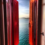 İclal Aydın Instagram - Güzel, kaygısız, eski günlerden birinde çekmiştim bu fotoğrafı. Küçük mutlu anları kaydetmek böyle günler için gerekli demek ki… 99 depreminde genç bir televizyoncuydum. İlk andan itibaren hem stüdyoda hem sahada neredeyse hiç uyumadan, haftalarca çalıştık. Hayatımda çok belirgin değişimler, izler bırakmıştı o günler. Küçük bir evim vardı. Yorgun argın birkaç saatliğine eve gelir, yemek bile yiyemez, devam eden artçı depremlerden korkarak hızlıca elimi yüzümü yıkar, üzerimi değiştirir sonra ağlayarak o gün yaşadıklarımı yazardım defterime. Bana anlatılanları, olup biteni… Aradan geçen onca zamanda hiçbir şeyin değişmediğini görmek büyük bir yılgınlık hissi verse de o günlerde günlüğe kaydettiğim Aydın Boysan’ın şu cümleleri aklıma geliyor şimdi. Demişti ki: “Genç bir mimardım ve İzmit’in bir sanayi bölgesi olmaması gerektiğini söylemiş ama sesimi ben de duyuramamıştım. Şimdi yaşlı bir gazeteci olarak söylüyorum: hayat bir resim ödevidir. Geride kalanlar şimdi ellerine o kalemleri alıp yeniden boyamaya başlayacaklar hayatı. Yeniden tutunacaklar yeni gelen güne” Ben de bu cümleye tutunmuştum o sabah. Şimdi orta yaşlarında biri olarak benden genç arkadaşlarıma Aydın Boysan’ın bir vakit bana yaka çiçeği olan o sözlerini anımsatmak isterim… Hayat gidenlerden bize kalan bir ödevmiş hakikaten. O ödevi yapmaya derman bulmak çoğu zaman imkansız gibi gelecekmiş insana ama yaşadıkça susayacak, acıkacak, özleyecek, şarkı söyleyecekmiş… Sonra bir bakacakmış ki küçük bir şeye gülümsüyor. Bir çocuk doğmuş. Bahar gelmiş. Aşık olmuş. Bütün yıkımların ardından bir kez daha başlamak, yeniden başlamak, yine başlamak dışında bir yol yokmuş… Cumhuriyetimizin 100.yılında ilim, bilim, inanç, çalışkanlık ve kardeşlikle yeniden yükseleceğiz. Başka seçeneğimiz yok… Hayatın bizim için de son bulacağı o güne dek inanmak ve çalışmak dışında yol yok..