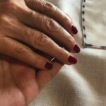 İclal Aydın Instagram - 2018 Nisan.. O kadar da yaşlı değildi elleri. Ne elleri ne de kendi. Öyle genç yakalandı ki şu hastalığa… Dün gece kulağımda, boğazımda bir ağrıyla yattım. Ve büyük hata eski fotoğraflara baktım. Hiçbir şey silmemişim… Annemin elleri içimi sızlattı. Çok güzel domates çorbası yapardı. Salataları, pilavları efsane olurdu. Hastalandık mı şipşak hazır ederdi limonlu çorbalarımızı. Özlemek ne acayip bir şey. Hiç bitmeyen, giderek de artan bir duygu. Ayvalık çok yağmurlu bugün. Karavanda sahne sıramı bekliyorum. Özlüyorum. Not: saatler sonra yorumları okuyabildim. Annemi bedenen kaybetmedik. Alzheimer sisinde kayboldu.
