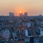 İclal Aydın Instagram – İstanbul artık uzak bir hatıra. İçinde şahane günlerin ve insanların gülüşleri, sözleri saklı bir kutu fotoğraf şimdi. Tek tek bakamadım. Toparladım kaldırdım.
Gidişini Budapeşte’de öğrendim Metin’ciğim. Sessiz sessiz okudum ardından yazılanları. Bu kadar sevilmek, böyle gönderilmek ne güzel.
Yine yeni bir evde, yeni bir çalışma odası düzenliyorum. İstanbul’da evini aldığın o ilk günü anımsadım az önce. Nasıl da mutluydun o sabah. Biz Ankara çocukları için “ev” ne önemli bir kale, sığınaktır… Bebek Koru Kahve’de kahvaltıda kutlamıştık.
Etrafımdaki yığına bakıyorum da… Bu kadar kitap, dergi, fotoğraf arşivi, haritalar, broşürler, mektuplar.. Aslında hepsi kızıma bir yük mü acaba? Yaşadığım sürece önemliler ama vazgeçemem ki… Sonra kim bilir nerede, hangi sahaf rafında bekleyecekler? (Oya Baydar bu yüzden biriktirmek istemediğini söylemişti Nilay Örnek’e podcast sohbetinde. Haklı olmalı)
Metin’ciğim her neredeysen biliyorum yine güldürüyorsundur hınzır hınzır etrafındakileri. O kadar çok düşünüyorum ki seni ve gidişini. Sanki İstanbul’dasın ve arasam açacaksın hemen… Buradan gidiş bir son değildir belki…
“Son Sardunyalar” çalıyor. Eski güzel günleri düşünmek kalbimi sızlatıyor. Sen, ben, Duygu Asena Demirciköy’de yemek yiyorduk bir akşam üstü.. Gülüyor, konuşuyor, dertleşiyorduk. Yaz uzundu ve gelecek güzel görünüyordu…İkiniz de yoksunuz şimdi…
Bulaşıkları makineye koyacağım birazdan. Toz alacağım. Aralık ayını planlayacağım sonra. Yapılacaklar listemi çıkaracağım. Ömür uzun, gelecek güzel diye inanacağım… küçük bir teselli bulup devam edeceğim herkes gibi.
Hiç istememiştim bunu yazmayı: Güle güle arkadaşım…
Bir gün yine görüşmek üzere…
@metinuca1 🖤
