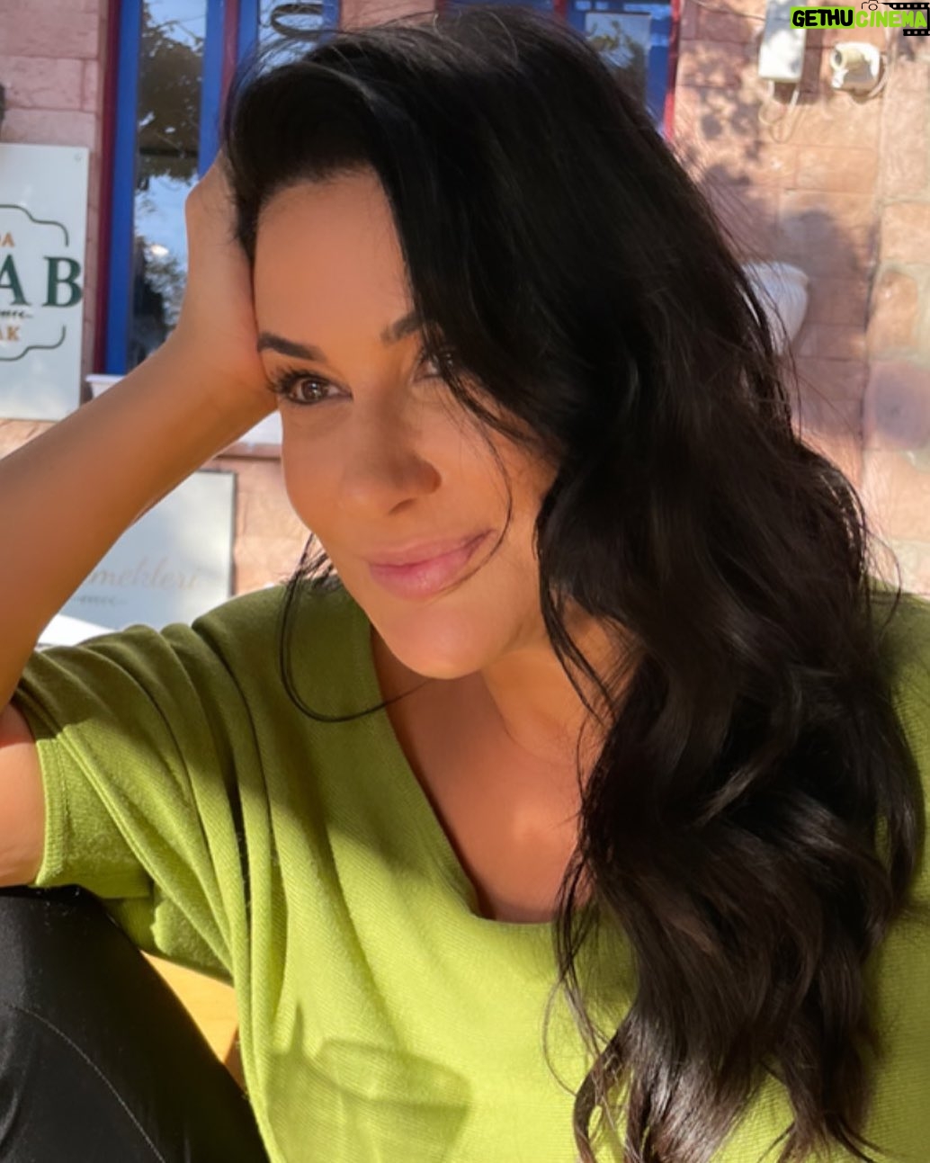 İclal Aydın Instagram - “İnci” dedim.. “Bu masada oturur, yazardım. Gün batarken denize bakar, kimler okuyacak diye düşünürdüm. Aradan geçen zamana ne zor ve ne güzel anılar sığdı. Ne güzel tanık ve ortak oldun” dedim. Her zaman, en mutlu ve en efkarlı anlarımın en doğru yerinde yakaladığı gibi yine yakalamış beni. Teşekkür ederim İnci💙 @iincigundogdu