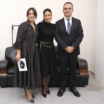 İclal Aydın Instagram – 2 Kasım 2022..
Kuzenim Tülin’in İzmir depreminde kaybettiğimiz çocukları Sayra ve Çınar’ı anma gecesinden bu fotoğraflar. 
Tülin şahane bir konuşma yaptı.

“Enkazdan çıkan herkes alkışlanmıyormuş, ben de o alkışlamayanların hikayesini yaşıyorum…  Sayra ve Çınar çıktığında o alkış sesini bekledim, kimse alkışlamadı. O sessizlikten anladım gittiklerini” dedi konuşmasının sonunda…
 Gülümseyerek çocuklarını anan o anneyi bütün kalbimizle alkışladık o gece.. 🖤 
Ve onun isteğiyle SEVDİĞİMİZ kim varsa sarılmaya, elini tutmaya söz verdik. 

Tülin’in konuşmasını paylaşmak istiyorum sizinle… 

🌸🌸

“Benim derdim benim dermanim… diyerek devam ediyorum yoluma… 

Kör …
Sağır …
Dilsiz …

iyilikle, kocaman yüreklerle nefes alıyorum 
2 yıldır… Azaldıkça coğalıyorum sanki…
Çoğalıyorum çünkü hep yeni bir yüreğe tutunuyorum… 

Bir gün bir çocuk gülümsüyor yüreğime, bir gün bir telefon alıyorum iyi ki diye… bir gün beraber ağlıyoruz aynı acıyı yaşayan bir anne ile ve hep beraber göğüslüyoruz her şeyi… Bazen anlatmak zor olur ya duyguları işte o misal hissettiklerim…

Ama biliyorum ki nefes aldığım sürece;
sağımda Sayra solumda Çınar,  karşımda ise siz güzel #iyilikikizim Gönüllüleri… hepinize ayrı ayrı teşekkürlerimi sunuyorum… 

Ne güzel demiş Ara Guler; fazla ciddiye almayın bu hayatı, bir gün her şey fotograflar da kalacak…
Fotoğraflar da kalmadan tutunun anınıza, tutun ellerinden sevdiğiniz herkesin… 
geride kalmadan yapmak lazım bunu…

Hic eksilmeyin, varlığınıza bin şükür… 
Hepinizin ayaklarına sağlık…