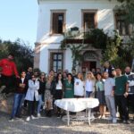 İclal Aydın Instagram – İnci geldi İstanbul’dan. 2.ekipteyim ben bugün. Baklavaları, sıcak rüzgarı, tatlı sesiyle girdi sete. 
Yapımcımız, şahane orkestra şefimiz… 

Üç Kız Kardeş bir kadın ordusunun işi. Yazarı, senaristleri, yönetmenleri, yapımcısı… 
Derdi de, sevinci de, izleyicisi de kadın… 
Kadınlar, Salı gecesi erkek egemen bir sisteme “yok yahu, o iş öyle değil pek” dediler. 😉

Mutluyum, Çünkü yine aşk kazandı. 
Mutluyum, çünkü yine sevgi başardı💙 @uckizkardestvdizisi 

Canım @iincigundogdu inancına, azmine, kalbine hayranım💙🌸🧿 

Bu fotoğraflarda büyük ekibimizin küçük bir kısmı var. Kadınların ardındaki o dev orduya teşekkür ederim. Canım, kıymetli, çalışkan ekip. Hep şahanesiniz, hep çok güzelsiniz💙