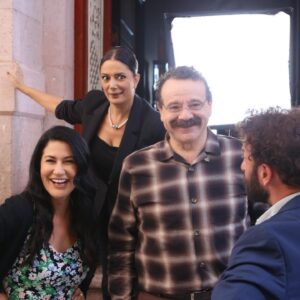 İclal Aydın Instagram - Hadi biraz set fotoğrafı paylaşayım😉
1- Veda’nın böyle ağırbaşlı pek  nadir pozlarından biri. İnanmıyorsanız kaydırıp, bir sonraki fotoğrafa bakın. 🤭
2- Rüçhan’ın gerçek yüzü bu işte😂
3- Gülmek olmasa bu kadar ağlamaya nasıl dayanırdık? 🥴
4- Fatih karakterinin korsan kaset afişini anımsayan var mı? 👀
5- Bu kuzular var ya bu kuzular!! Şu surata, şu sarılmaya bir bakar mısınız🥰
6 ve 7 de şey işte, güzel çıkmış, beğendim filan..

@uckizkardestvdizisi yarın akşam saat 20:00’de yeni bölümüyle @kanald ‘de💙
Fotoğraflar: @oguzhanhasdemir