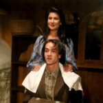 İclal Aydın Instagram - Demircan, Şahaneydin🖤 Yolun açık, bahtın güzel olsun. Çok severek yazmıştım Mesut’u, çok severek oynadın. Gidişin zor oldu benim için. Umarım bir gün yine buluşacağız. Ben yazacağım sen oynayacaksın.. @uckizkardestvdizisi bu gece saat 20:00’de @kanald ‘de. #mesutunvedası @demircankacell