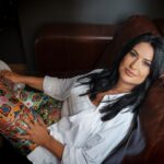 İclal Aydın Instagram - Günaydın. Bir dolu hadise. Yazdan bu yana. Neler neler. Eskişehir-İzmir arası geçiyor günlerim. Sağlık sorunlarım nedeniyle işlerime zorunlu bir ara verdim, takip edenler biliyor. Dizi çalışmaları, imza günleri bir süreliğine askıya alındı. Bu sebeple de 23 yılın sonunda ilk defa TÜYAP kitap fuarında yer alamayacağım. Bunu Sen Oku isimli kitabımı bensiz bırakmaktan dolayı çok üzgünüm ama az kaldı. Bomba gibi yeniden başlayacağım inşallah. 🧿 Aralık’ta yılı bir derler toplar, yeni evi kurup kozaya girmiş olurum diye düşünüyorum. Yeter ki sağlık olsun yeter ki barış olsun. Huzur olsun… Olabilirse hayat zaten akıp gider… 💙 Not: geçen yaz çekilmiş fotoğraflarım için @ozanguzelce ‘ye teşekkür ederim. 🙏🏻