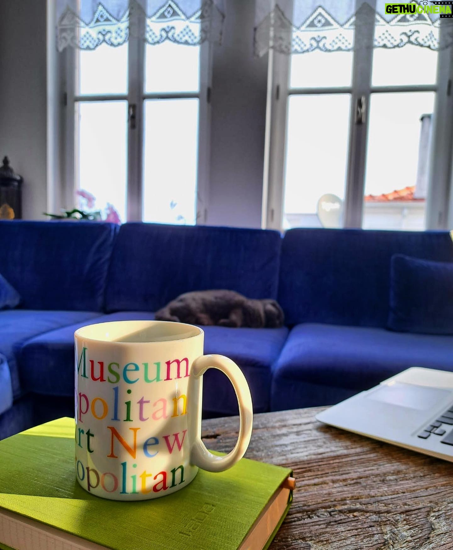 İclal Aydın Instagram - Günaydın💙 Bu kitap niye bu kadar uzun sürdü, niye bu kadar elimde kaldı diye düşünüyordum.. Bu sabah fark ettim ki uğurlu fincanımın fotoğrafını ve başlangıç tarihimi paylaşmamışım. Doğal olarak da eski ve dost okurlarımın “rast gele, tez bite” dileği eksik kalmış. Üzerinde çalıştığım ve bitmek üzere olan kitap bir roman değil. Bir günlük. Ne tesadüf ki ilk kitabım Hayat Güzeldir de beni geniş bir kitleyle buluşturan televizyon programımın günlüğüydü ve 99 depreminden bir süre sonra çıkmıştı. Aradan geçen 23 yılda neler neler oldu? Hatta daha da öncesinde? Sanırım birlikte büyüyüp yol aldığımız okurlarım için ayrı bir yeri olacak. Şuraya kitaba başladığım tarihi de ekleyeyim: 02 Ağustos 2022 💙 Hadi bir de kitaptan tadımlık bir bölüm de paylaşayım ve hepinize iyi pazarlar dileyeyim. 🌸 (…) Benim, kızımın, annemin bile annesi olan canım Meryem’im. Beni, kariyerimi, kızımı büyüten, evimizi sıcak bir yuvaya çeviren, anneme bakan, beni kollayan, soframın, düzenimin, çatımın temeli Meryem. Çalışmaktan yıpranmış elleriyle saçlarımı okşadı. 20 yılda kim bilir kaç kez okşamıştı. “Bunu da atlatacağız” dedi. “Korkuyorum” dedim fısıltıyla. “Korkma gülüm. Halledeceğiz birlikte. Hep yaptık. Yine yaparız” dedi. Korkuyordum. Bir kez daha, bir kez daha , bir kez daha baştan başlamak…Kaç kez buzdolabı aldım ben? Kaç kez koltuk takımı, yatak, avize, mutfak eşyası aldım? Oradan oraya kaç kez taşındı kitaplarım? Çocukluk fotoğraflarımın bir kısmı kim bilir hangi taşınmada kayboldu? Uçak havalandı. Gökyüzünde, bulutların arasında kaybolmadan önce son kez İstanbul’a baktım(…) Bunu Sen Oku çok yakında @artemisyayinlari