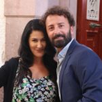 İclal Aydın Instagram – Hadi biraz set fotoğrafı paylaşayım😉
1- Veda’nın böyle ağırbaşlı pek  nadir pozlarından biri. İnanmıyorsanız kaydırıp, bir sonraki fotoğrafa bakın. 🤭
2- Rüçhan’ın gerçek yüzü bu işte😂
3- Gülmek olmasa bu kadar ağlamaya nasıl dayanırdık? 🥴
4- Fatih karakterinin korsan kaset afişini anımsayan var mı? 👀
5- Bu kuzular var ya bu kuzular!! Şu surata, şu sarılmaya bir bakar mısınız🥰
6 ve 7 de şey işte, güzel çıkmış, beğendim filan..

@uckizkardestvdizisi yarın akşam saat 20:00’de yeni bölümüyle @kanald ‘de💙
Fotoğraflar: @oguzhanhasdemir