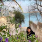 İclal Aydın Instagram – Günaydın💙 

Anlatacak yeni bir hikayeye giden yolda daha çok dinliyor insan. Günü, geceyi; evin, sabahın, şehrin sesini… 
Anlattığım kadar dinleyemediğim, yazdığım kadar okuyamadığım, çektiğim kadar izleyemediğim zamanın acısını çıkarıyor gibiyim. 
Nerelerdesin diye soranlara “yeni versiyonumu yükleniyorum” diyorum. 😊 
2023 yılında @storytel.tr müthiş eşlik etti bana. Bu gece rüyamda oradaki tek romanım Bir Cihan Kafes’i siliyorduk, yerine yenisini hazırlamaya karar veriyorduk. Rüyamda bile “yapılacaklar” listesi akıyor:) 
Geçen yıl çok beğenerek dinlediğim bir kaç romanı paylaşmak istiyorum sizinle. Kimileri daha önce okuduğum ama dinlerken adeta yeniden keşfettiğim eserlerdi. 
🍃Mesela Tilbe Saran’ın sesinden Latife Tekin’in baş yapıtı Sevgili Arsız Ölüm 
🍃Nermin Yıldırım’dan Ev
🍃(Kendi sesinden dinlemenin de apayrı bir keyif olduğunun altını çizeyim) Aylin Balboa’dan Bu Hikaye Senden Uzun Osman
🍃Şükran Yiğit’ten Ankara Mon Amour ve Radyo Şarampol
🍃Ahmet Hamdi Tanpınar’dan Mahur Beste 

Bir de gecikmiş buluşmalar oldu ve ben o kitaplara da bayıldım. 
🍃Hikmet Hükümenoğlu’ndan Harika Bir Hayat 
🍃Melisa Kesmez’den Küçük Yuvarlak Taşlar 
🍃Mahir Ünsal Eriş’ten Bangır Bangır Ferdi Çalıyordu 

Dinlediklerimin bir kısmı bunlardı işte. Bir de yapıp ettiklerim, görüp düşündüklerim var ki onları da ara ara kısa mektuplarla anlatırım size. 
Okurunu özlemiş bir İclal’den mutlu bir yıl dileğiyle… 🌻