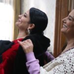 İclal Aydın Instagram - Nicedir setten bir şeyler paylaşmamıştım. Bir sene ne çabuk geçmiş gitmiş. Daha dün gibi mekan seçmeye geldiğimiz gün… Hadi biraz eski bölümlerden kamera arkası paylaşayım sizi de akşam saat 20:00’de @kanald ‘de @uckizkardestvdizisi izlemeye davet edeyim bu vesile. 🥰 1- Rüçhan’ın kürkünü giyince bir hava bir hava :) @vedayurtsever 2- Biz de isterdik giyinip kuşanalım ama Veda’ya kırmızı ceket bana hırka düştü :) 3- Bir de terlik, bir de hırka, bir de tepsi :) 4-Kesinlikle Allah seni alsın götürsün Fatih bakışı bu:) 5- Ama sahne biter bitmez gerçek yüzümüz bu :) @hakanatalaay 6- Ah bu kapı önü sohbetleri, bir gün kesin çok özleyeceğim :) 7- Şu şenlikli ev gezmeleri yok mu:) siz böyle neşe yazın biz hakkını verelim :) @sevgiyilmaz @zilufer 8- Ah benim canım Erkin şefim. O tatlı yardımcı yönetmen suratın yine neye hayret ediyor acaba? @eckaruserci ve canım Eda eminim o an bana “İcoş bi baksana demişsin” @edateksoz Hadi akşama bekliyoruz🌸 @iincigundogdu