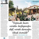 İclal Aydın Instagram - 2018 yılında Urla’ya yerleşmiştim. Bir yılı aşkın bir süre @gazete.oksijen ‘den Urla’nın doğa- tarih dostlarını, yemek ve şarap üreticilerini,mimari ve edebi eserlerini, insanların hikayelerini anlattım. Bu hikayelerin ilki @urlavinolocale ‘in kurucuları @seraysenkumbasar ve @kumbasaro idi. İki genç gece gündüz büyük bir inançla ve elleriyle bir köy arazisi üzerinde bir bina inşa etmişlerdi. Onları tanıdıkça çok sevdim, emeklerine, inançlarına hayran oldum. Tanışıklığımız kardeşliğe döndü. 🌸 Sonra @teruarurla doğdu. Sevgili @osmserdaroglu ve @ezgserdaroglu ‘nun aşkla büyüttüğü Urla incisinin hikayesini yazarken “Bir filmin içinden geçer gibi yaşadığımı” düşünmüştüm. Sonra @hicurla ailesi ve sevgili @duyguozersonelakdar Muazzam bir yatırım, ekip ve azim hikayesi onlarınki de. Zeytin ormanlarındaki zeytin,zeytinyağı fabrikasından çıkan yağ, arazilerindeki binbir şifalı otlarla hazırlanan yemekler, tarihi bir binadan dönüştürdükleri restoranlarında, kendi üretimleri seramik tabaklarda ulaşır müşterisine. Her adımı bir başka muhteşem yola çıkar. Sonra bir diğer komşum @levanurla . Bahçesindeki nar ağaçları altında dünyanın en güzel bulut çikolatasını yediğim, güleryüzlü Onur.. Sonra hepimizin @handankaygusuzer ablası var. Buradaki gastronomi zenginliğinin ilk durağı @begendikabi_urla Köylüyü enginar ekmeye ikna eden müthiş kadın. Ve tabii ki @odurla. @osmanaezener ve ailesinin İzmir’e katkıları zaten bütün ülke tarafından alkışlanıyor. Bu komşularımın hepsi bu hafta Michelin tarafından onurlandırıldı. Ozan şefim biri yeşil biri kırmızı iki yıldız aldı. Osman şefim bir yıldızla ödüllendirilirken Hiç bir yeşil yıldızı göğsüne taktı. Levan ve Beğendik abi tavsiye listesine girdiler. Odurla da iki yıldızla gururlandıranlardan… Bu sabah boğaz ağrısıyla uyandım. Dünyanın alkışladığı bu isimler benim komşumdu bir vakitler. Bir bakardımki kapımda Ozan şefin yaptığı çorba duruyor😍 Hepsinin ilk hikayelerini @gazeteoksijen ‘de okuyabilirsiniz. Bitirmeden… Sevgili Seray. Cumhuriyetimizin 100.yılında aldığın bu sommelier yıldızı ile (eğitimli ve bilgili bir şarap uzmanı ve dünyada bir ilk) o geceye ve bu yıla bir kadın damgası vurdun. Helal olsun sana🧿