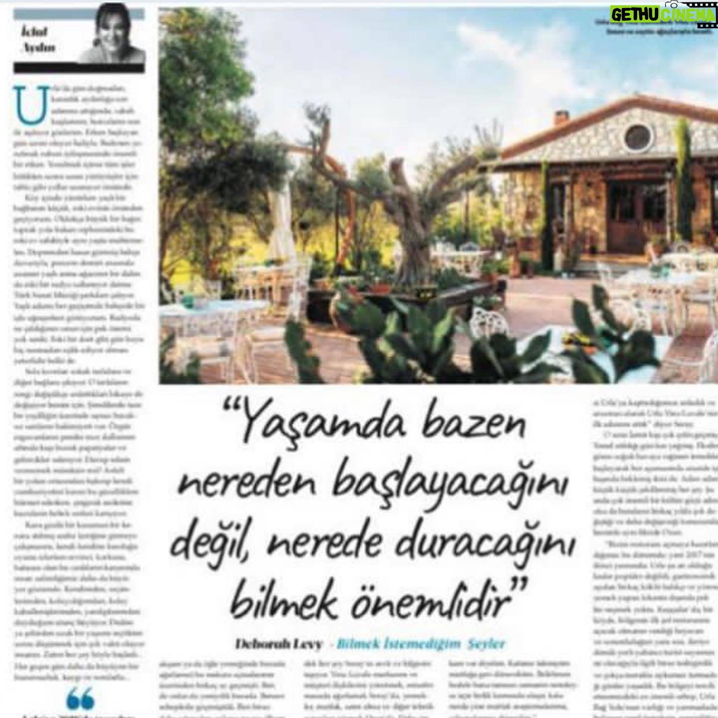 İclal Aydın Instagram - 2018 yılında Urla’ya yerleşmiştim. Bir yılı aşkın bir süre @gazete.oksijen ‘den Urla’nın doğa- tarih dostlarını, yemek ve şarap üreticilerini,mimari ve edebi eserlerini, insanların hikayelerini anlattım. Bu hikayelerin ilki @urlavinolocale ‘in kurucuları @seraysenkumbasar ve @kumbasaro idi. İki genç gece gündüz büyük bir inançla ve elleriyle bir köy arazisi üzerinde bir bina inşa etmişlerdi. Onları tanıdıkça çok sevdim, emeklerine, inançlarına hayran oldum. Tanışıklığımız kardeşliğe döndü. 🌸 Sonra @teruarurla doğdu. Sevgili @osmserdaroglu ve @ezgserdaroglu ‘nun aşkla büyüttüğü Urla incisinin hikayesini yazarken “Bir filmin içinden geçer gibi yaşadığımı” düşünmüştüm. Sonra @hicurla ailesi ve sevgili @duyguozersonelakdar Muazzam bir yatırım, ekip ve azim hikayesi onlarınki de. Zeytin ormanlarındaki zeytin,zeytinyağı fabrikasından çıkan yağ, arazilerindeki binbir şifalı otlarla hazırlanan yemekler, tarihi bir binadan dönüştürdükleri restoranlarında, kendi üretimleri seramik tabaklarda ulaşır müşterisine. Her adımı bir başka muhteşem yola çıkar. Sonra bir diğer komşum @levanurla . Bahçesindeki nar ağaçları altında dünyanın en güzel bulut çikolatasını yediğim, güleryüzlü Onur.. Sonra hepimizin @handankaygusuzer ablası var. Buradaki gastronomi zenginliğinin ilk durağı @begendikabi_urla Köylüyü enginar ekmeye ikna eden müthiş kadın. Ve tabii ki @odurla. @osmanaezener ve ailesinin İzmir’e katkıları zaten bütün ülke tarafından alkışlanıyor. Bu komşularımın hepsi bu hafta Michelin tarafından onurlandırıldı. Ozan şefim biri yeşil biri kırmızı iki yıldız aldı. Osman şefim bir yıldızla ödüllendirilirken Hiç bir yeşil yıldızı göğsüne taktı. Levan ve Beğendik abi tavsiye listesine girdiler. Odurla da iki yıldızla gururlandıranlardan… Bu sabah boğaz ağrısıyla uyandım. Dünyanın alkışladığı bu isimler benim komşumdu bir vakitler. Bir bakardımki kapımda Ozan şefin yaptığı çorba duruyor😍 Hepsinin ilk hikayelerini @gazeteoksijen ‘de okuyabilirsiniz. Bitirmeden… Sevgili Seray. Cumhuriyetimizin 100.yılında aldığın bu sommelier yıldızı ile (eğitimli ve bilgili bir şarap uzmanı ve dünyada bir ilk) o geceye ve bu yıla bir kadın damgası vurdun. Helal olsun sana🧿