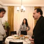 İclal Aydın Instagram – Harıl harıl yeni kitaba daldım, sosyal medyayı biraz atladım mı ne oldu? 
Ne zamandır set fotoğrafı paylaşmamıştım🎈 
Havalar soğudu. Üst üste hırkalardan önceki son haftalar😂 
Teşekkürler sevgili @oguzhanhasdemir ne güzel kareler yakalamışsın🥰

@sevgiyilmaz ve @zilufer ‘in hikayesini ve senaryosunu yazdığı 
@edateksoz ve @aycayaykin ‘ın yönettiği 
Görüntü yönetmenliğini @umitgabin ve @aziz.topaloglu ‘nun yaptığı @uckizkardestvdizisi  her salı @kanald ‘de 💙 
@iincigundogdu @surecfilm #aligündoğdu