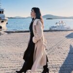 İclal Aydın Instagram – Çok severek başladıklarımdan, hakkını verdiklerimden, veremediklerimden, kendi emeğimin çekirdeğinden, vazgeçişin sahilinden, annemden, sevdiklerimden, Cunda’dan, Ayvalık’tan, dünyanın birkaç ülkesinden, onlarca şehirden, izleyicinin gönlünden, okurun zihninden, kim bilir kaç bin kilometre yoldan…
velhasıl 2023’den de geçtim gittim..
Sağlıkla, huzurla açılsın yeni yolumuz, yeni yılımız🌻
#howlongwilliloveyou #elliegoulding
bu yıl en çok dinlediğim şarkıymış 🩵🤍
Fotoğrafı da canımın içi @almilaada çekmişti.
Mutlu yıllar herkese. 🎈