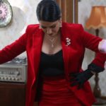 İclal Aydın Instagram - Nicedir setten bir şeyler paylaşmamıştım. Bir sene ne çabuk geçmiş gitmiş. Daha dün gibi mekan seçmeye geldiğimiz gün… Hadi biraz eski bölümlerden kamera arkası paylaşayım sizi de akşam saat 20:00’de @kanald ‘de @uckizkardestvdizisi izlemeye davet edeyim bu vesile. 🥰 1- Rüçhan’ın kürkünü giyince bir hava bir hava :) @vedayurtsever 2- Biz de isterdik giyinip kuşanalım ama Veda’ya kırmızı ceket bana hırka düştü :) 3- Bir de terlik, bir de hırka, bir de tepsi :) 4-Kesinlikle Allah seni alsın götürsün Fatih bakışı bu:) 5- Ama sahne biter bitmez gerçek yüzümüz bu :) @hakanatalaay 6- Ah bu kapı önü sohbetleri, bir gün kesin çok özleyeceğim :) 7- Şu şenlikli ev gezmeleri yok mu:) siz böyle neşe yazın biz hakkını verelim :) @sevgiyilmaz @zilufer 8- Ah benim canım Erkin şefim. O tatlı yardımcı yönetmen suratın yine neye hayret ediyor acaba? @eckaruserci ve canım Eda eminim o an bana “İcoş bi baksana demişsin” @edateksoz Hadi akşama bekliyoruz🌸 @iincigundogdu