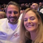 İclal Aydın Instagram - 2018 yılında Urla’ya yerleşmiştim. Bir yılı aşkın bir süre @gazete.oksijen ‘den Urla’nın doğa- tarih dostlarını, yemek ve şarap üreticilerini,mimari ve edebi eserlerini, insanların hikayelerini anlattım. Bu hikayelerin ilki @urlavinolocale ‘in kurucuları @seraysenkumbasar ve @kumbasaro idi. İki genç gece gündüz büyük bir inançla ve elleriyle bir köy arazisi üzerinde bir bina inşa etmişlerdi. Onları tanıdıkça çok sevdim, emeklerine, inançlarına hayran oldum. Tanışıklığımız kardeşliğe döndü. 🌸 Sonra @teruarurla doğdu. Sevgili @osmserdaroglu ve @ezgserdaroglu ‘nun aşkla büyüttüğü Urla incisinin hikayesini yazarken “Bir filmin içinden geçer gibi yaşadığımı” düşünmüştüm. Sonra @hicurla ailesi ve sevgili @duyguozersonelakdar Muazzam bir yatırım, ekip ve azim hikayesi onlarınki de. Zeytin ormanlarındaki zeytin,zeytinyağı fabrikasından çıkan yağ, arazilerindeki binbir şifalı otlarla hazırlanan yemekler, tarihi bir binadan dönüştürdükleri restoranlarında, kendi üretimleri seramik tabaklarda ulaşır müşterisine. Her adımı bir başka muhteşem yola çıkar. Sonra bir diğer komşum @levanurla . Bahçesindeki nar ağaçları altında dünyanın en güzel bulut çikolatasını yediğim, güleryüzlü Onur.. Sonra hepimizin @handankaygusuzer ablası var. Buradaki gastronomi zenginliğinin ilk durağı @begendikabi_urla Köylüyü enginar ekmeye ikna eden müthiş kadın. Ve tabii ki @odurla. @osmanaezener ve ailesinin İzmir’e katkıları zaten bütün ülke tarafından alkışlanıyor. Bu komşularımın hepsi bu hafta Michelin tarafından onurlandırıldı. Ozan şefim biri yeşil biri kırmızı iki yıldız aldı. Osman şefim bir yıldızla ödüllendirilirken Hiç bir yeşil yıldızı göğsüne taktı. Levan ve Beğendik abi tavsiye listesine girdiler. Odurla da iki yıldızla gururlandıranlardan… Bu sabah boğaz ağrısıyla uyandım. Dünyanın alkışladığı bu isimler benim komşumdu bir vakitler. Bir bakardımki kapımda Ozan şefin yaptığı çorba duruyor😍 Hepsinin ilk hikayelerini @gazeteoksijen ‘de okuyabilirsiniz. Bitirmeden… Sevgili Seray. Cumhuriyetimizin 100.yılında aldığın bu sommelier yıldızı ile (eğitimli ve bilgili bir şarap uzmanı ve dünyada bir ilk) o geceye ve bu yıla bir kadın damgası vurdun. Helal olsun sana🧿