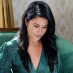 İclal Aydın Instagram – Hadi biraz set fotoğrafı paylaşayım😉
1- Veda’nın böyle ağırbaşlı pek  nadir pozlarından biri. İnanmıyorsanız kaydırıp, bir sonraki fotoğrafa bakın. 🤭
2- Rüçhan’ın gerçek yüzü bu işte😂
3- Gülmek olmasa bu kadar ağlamaya nasıl dayanırdık? 🥴
4- Fatih karakterinin korsan kaset afişini anımsayan var mı? 👀
5- Bu kuzular var ya bu kuzular!! Şu surata, şu sarılmaya bir bakar mısınız🥰
6 ve 7 de şey işte, güzel çıkmış, beğendim filan..

@uckizkardestvdizisi yarın akşam saat 20:00’de yeni bölümüyle @kanald ‘de💙
Fotoğraflar: @oguzhanhasdemir