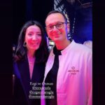 İclal Aydın Instagram - 2018 yılında Urla’ya yerleşmiştim. Bir yılı aşkın bir süre @gazete.oksijen ‘den Urla’nın doğa- tarih dostlarını, yemek ve şarap üreticilerini,mimari ve edebi eserlerini, insanların hikayelerini anlattım. Bu hikayelerin ilki @urlavinolocale ‘in kurucuları @seraysenkumbasar ve @kumbasaro idi. İki genç gece gündüz büyük bir inançla ve elleriyle bir köy arazisi üzerinde bir bina inşa etmişlerdi. Onları tanıdıkça çok sevdim, emeklerine, inançlarına hayran oldum. Tanışıklığımız kardeşliğe döndü. 🌸 Sonra @teruarurla doğdu. Sevgili @osmserdaroglu ve @ezgserdaroglu ‘nun aşkla büyüttüğü Urla incisinin hikayesini yazarken “Bir filmin içinden geçer gibi yaşadığımı” düşünmüştüm. Sonra @hicurla ailesi ve sevgili @duyguozersonelakdar Muazzam bir yatırım, ekip ve azim hikayesi onlarınki de. Zeytin ormanlarındaki zeytin,zeytinyağı fabrikasından çıkan yağ, arazilerindeki binbir şifalı otlarla hazırlanan yemekler, tarihi bir binadan dönüştürdükleri restoranlarında, kendi üretimleri seramik tabaklarda ulaşır müşterisine. Her adımı bir başka muhteşem yola çıkar. Sonra bir diğer komşum @levanurla . Bahçesindeki nar ağaçları altında dünyanın en güzel bulut çikolatasını yediğim, güleryüzlü Onur.. Sonra hepimizin @handankaygusuzer ablası var. Buradaki gastronomi zenginliğinin ilk durağı @begendikabi_urla Köylüyü enginar ekmeye ikna eden müthiş kadın. Ve tabii ki @odurla. @osmanaezener ve ailesinin İzmir’e katkıları zaten bütün ülke tarafından alkışlanıyor. Bu komşularımın hepsi bu hafta Michelin tarafından onurlandırıldı. Ozan şefim biri yeşil biri kırmızı iki yıldız aldı. Osman şefim bir yıldızla ödüllendirilirken Hiç bir yeşil yıldızı göğsüne taktı. Levan ve Beğendik abi tavsiye listesine girdiler. Odurla da iki yıldızla gururlandıranlardan… Bu sabah boğaz ağrısıyla uyandım. Dünyanın alkışladığı bu isimler benim komşumdu bir vakitler. Bir bakardımki kapımda Ozan şefin yaptığı çorba duruyor😍 Hepsinin ilk hikayelerini @gazeteoksijen ‘de okuyabilirsiniz. Bitirmeden… Sevgili Seray. Cumhuriyetimizin 100.yılında aldığın bu sommelier yıldızı ile (eğitimli ve bilgili bir şarap uzmanı ve dünyada bir ilk) o geceye ve bu yıla bir kadın damgası vurdun. Helal olsun sana🧿