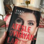 İclal Aydın Instagram – Gamze’yi tanıdığım ilk günden beri “Bu hayat bir kitap olmalı” diye düşünürdüm. Tüm o yıllar içinde yapıp ettiği her şey hikayesini daha da güçlendirdi, büyüttü. 

Bana babaannesinin hikayesini anlatmıştı bir akşam yemeğinde. Bayılırım böyle insanların yaşadığını bilmeye, öğrenmeye. Ülke insanının tercihleri ile yokuş aşağı inen koşulların, bu sebeple içimde giderek daha çok büyüyen bir bezginliğe sebep olduğu anlarda o tatsız, sevimsiz duyguyu sorgulatır bana. Bazen bir insan hikayesi kocaman bir umutsuzluğun üzerini kaplar… Birilerinin “her şeye rağmen” devam edebilmiş olması o umutsuzluğumun karşısında bir ispat gibi, bir kale gibi yükselir, seviniveririm hemen. 

Gamze hem kendi yaşamı hem de ailesinden miras o “azim-inanç” hikayesi ile toplumsal umutsuzluğa da iyi gelen insanlardan. Sohbetini çok sevdiğim bu şahane kadının kitabını da onun sesiyle okudum. Çok sevdim. 

Size de iyi gelecek, ilham verecek biliyorum. Umarım çok güzel bir pazar günü olur. 
Çay, kitap, yağmur:) 

Tebrikler @gamzecizreli 💙  güzel Ankara-Diyarbakır kızı. Bu kitabın böyle güzel olacağını hep biliyordum👏🏻👏🏻 👏🏻