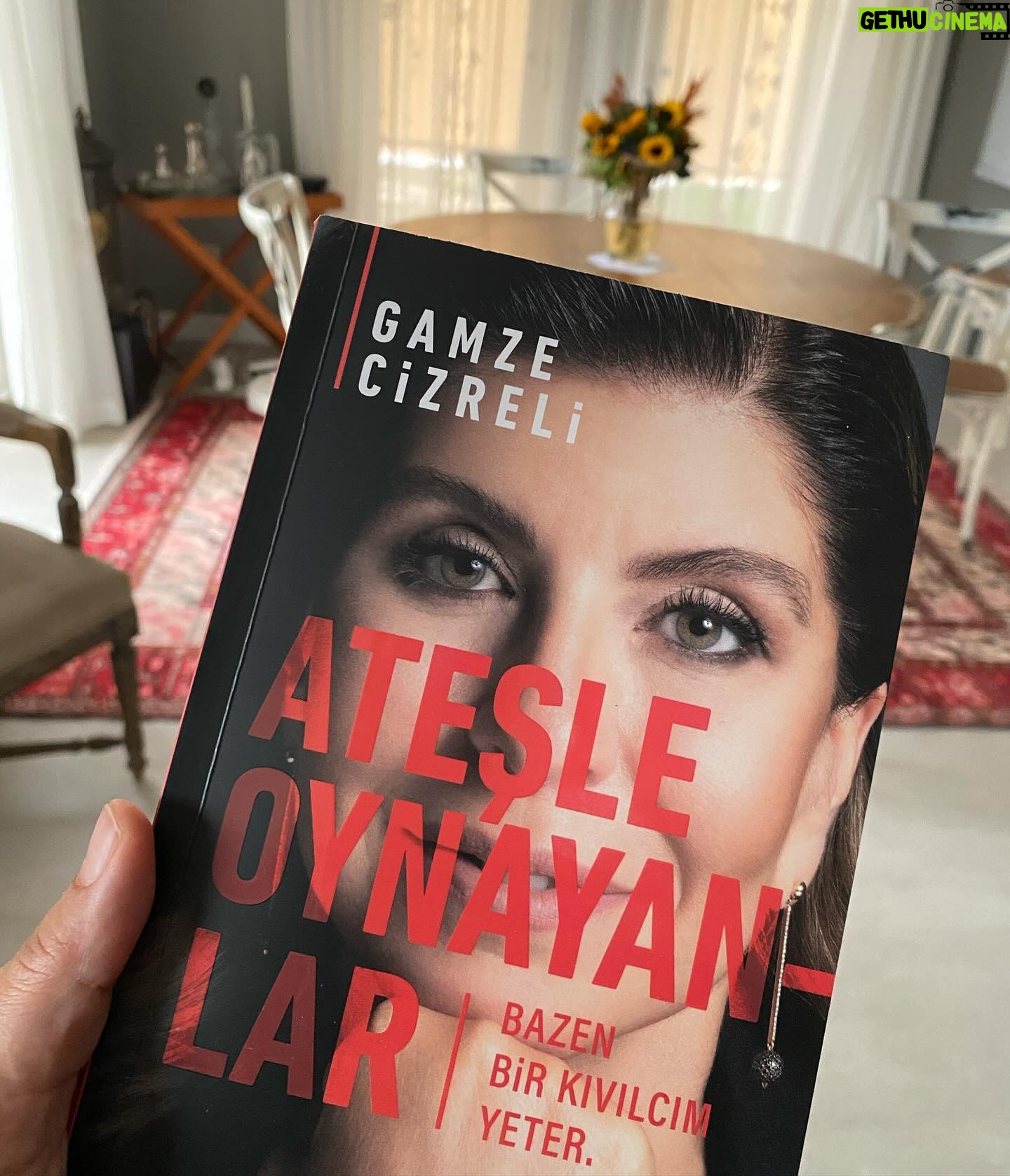 İclal Aydın Instagram - Gamze’yi tanıdığım ilk günden beri “Bu hayat bir kitap olmalı” diye düşünürdüm. Tüm o yıllar içinde yapıp ettiği her şey hikayesini daha da güçlendirdi, büyüttü. Bana babaannesinin hikayesini anlatmıştı bir akşam yemeğinde. Bayılırım böyle insanların yaşadığını bilmeye, öğrenmeye. Ülke insanının tercihleri ile yokuş aşağı inen koşulların, bu sebeple içimde giderek daha çok büyüyen bir bezginliğe sebep olduğu anlarda o tatsız, sevimsiz duyguyu sorgulatır bana. Bazen bir insan hikayesi kocaman bir umutsuzluğun üzerini kaplar... Birilerinin “her şeye rağmen” devam edebilmiş olması o umutsuzluğumun karşısında bir ispat gibi, bir kale gibi yükselir, seviniveririm hemen. Gamze hem kendi yaşamı hem de ailesinden miras o “azim-inanç” hikayesi ile toplumsal umutsuzluğa da iyi gelen insanlardan. Sohbetini çok sevdiğim bu şahane kadının kitabını da onun sesiyle okudum. Çok sevdim. Size de iyi gelecek, ilham verecek biliyorum. Umarım çok güzel bir pazar günü olur. Çay, kitap, yağmur:) Tebrikler @gamzecizreli 💙 güzel Ankara-Diyarbakır kızı. Bu kitabın böyle güzel olacağını hep biliyordum👏🏻👏🏻 👏🏻