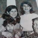 İclal Aydın Instagram - Dün gece babamın eşi Zehra ablam göndermiş bu fotoğrafı: “İlk kez gördüm” yazmış. Annem, halam ve ben… Kardeşimin doğmasına daha birkaç yıl var… Annemin gülümseyişi ne güzelmiş. O işe gittiğinde halam bakardı bana. Çok düşkündüm halama. Nakış yapan ve bana börek kızartan ellerini çok severdim. Böreği de oldum olası seviyormuşum demek 🤭