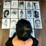 İclal Aydın Instagram - … Mesela biliyor musun, beni başarılarımdan çok başarısızlıklarım güçlendirmiş aslında. Her batırıp berbat etme hikâyemde bir kahramanım olmuş, bir şekilde elimi tutmuş. Onlarca yıldır benimle evden eve taşınan günlüklerimi yaz başında okuduğumda dedim ki, İclal senin bir başarı hikâyen yok! Senin muazzam başarısızlıkların var. Ama maça dönmeye bir güç, cesaret bulmuşsun her seferinde... O güç ve cesaret kaybetmekten doğuyormuş meğer… 🌸 BUNU SEN OKU Haziran’da çıkıyor. Ben kaybettim ben yazdım. Ozan okudu ve karaladı. Tolga hepsini düzenledi. Yeliz yayına hazırladı. @ozanuenal @tolgameric1595 @artemisyayinlari #yelizüslü Not: Bu fotoğraf kitabı teslim etmeden iki gün önce çekildi. Hayatı boyunca onlarca kez kaybetmiş ve bir daha başlamış 1971’linin ömrüne bir başka sanatçının yorumuyla bakışı diyebilirim… Not: Bu kitaba adını veren #eskibaharşarkısı @mahmutcinarr ‘ın yüzlerce kez dinlediğim bir bestesidir… “Bunu sana yazdım, sen oku…” diyordu… Bir de… Unutuyoruz hep ama.. KAZANMAK, KAYBETMENİN KARDEŞİDİR! ( #bizimiçinşampiyon ) 🌸