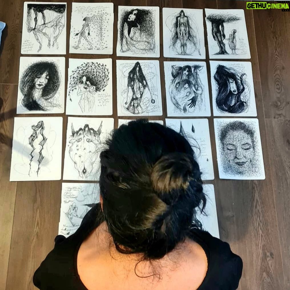 İclal Aydın Instagram - … Mesela biliyor musun, beni başarılarımdan çok başarısızlıklarım güçlendirmiş aslında. Her batırıp berbat etme hikâyemde bir kahramanım olmuş, bir şekilde elimi tutmuş. Onlarca yıldır benimle evden eve taşınan günlüklerimi yaz başında okuduğumda dedim ki, İclal senin bir başarı hikâyen yok! Senin muazzam başarısızlıkların var. Ama maça dönmeye bir güç, cesaret bulmuşsun her seferinde... O güç ve cesaret kaybetmekten doğuyormuş meğer… 🌸 BUNU SEN OKU Haziran’da çıkıyor. Ben kaybettim ben yazdım. Ozan okudu ve karaladı. Tolga hepsini düzenledi. Yeliz yayına hazırladı. @ozanuenal @tolgameric1595 @artemisyayinlari #yelizüslü Not: Bu fotoğraf kitabı teslim etmeden iki gün önce çekildi. Hayatı boyunca onlarca kez kaybetmiş ve bir daha başlamış 1971’linin ömrüne bir başka sanatçının yorumuyla bakışı diyebilirim… Not: Bu kitaba adını veren #eskibaharşarkısı @mahmutcinarr ‘ın yüzlerce kez dinlediğim bir bestesidir… “Bunu sana yazdım, sen oku…” diyordu… Bir de… Unutuyoruz hep ama.. KAZANMAK, KAYBETMENİN KARDEŞİDİR! ( #bizimiçinşampiyon ) 🌸