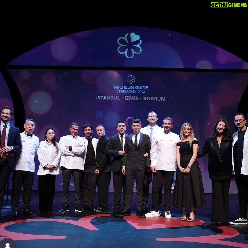 İclal Aydın Instagram - 2018 yılında Urla’ya yerleşmiştim. Bir yılı aşkın bir süre @gazete.oksijen ‘den Urla’nın doğa- tarih dostlarını, yemek ve şarap üreticilerini,mimari ve edebi eserlerini, insanların hikayelerini anlattım. Bu hikayelerin ilki @urlavinolocale ‘in kurucuları @seraysenkumbasar ve @kumbasaro idi. İki genç gece gündüz büyük bir inançla ve elleriyle bir köy arazisi üzerinde bir bina inşa etmişlerdi. Onları tanıdıkça çok sevdim, emeklerine, inançlarına hayran oldum. Tanışıklığımız kardeşliğe döndü. 🌸 Sonra @teruarurla doğdu. Sevgili @osmserdaroglu ve @ezgserdaroglu ‘nun aşkla büyüttüğü Urla incisinin hikayesini yazarken “Bir filmin içinden geçer gibi yaşadığımı” düşünmüştüm. Sonra @hicurla ailesi ve sevgili @duyguozersonelakdar Muazzam bir yatırım, ekip ve azim hikayesi onlarınki de. Zeytin ormanlarındaki zeytin,zeytinyağı fabrikasından çıkan yağ, arazilerindeki binbir şifalı otlarla hazırlanan yemekler, tarihi bir binadan dönüştürdükleri restoranlarında, kendi üretimleri seramik tabaklarda ulaşır müşterisine. Her adımı bir başka muhteşem yola çıkar. Sonra bir diğer komşum @levanurla . Bahçesindeki nar ağaçları altında dünyanın en güzel bulut çikolatasını yediğim, güleryüzlü Onur.. Sonra hepimizin @handankaygusuzer ablası var. Buradaki gastronomi zenginliğinin ilk durağı @begendikabi_urla Köylüyü enginar ekmeye ikna eden müthiş kadın. Ve tabii ki @odurla. @osmanaezener ve ailesinin İzmir’e katkıları zaten bütün ülke tarafından alkışlanıyor. Bu komşularımın hepsi bu hafta Michelin tarafından onurlandırıldı. Ozan şefim biri yeşil biri kırmızı iki yıldız aldı. Osman şefim bir yıldızla ödüllendirilirken Hiç bir yeşil yıldızı göğsüne taktı. Levan ve Beğendik abi tavsiye listesine girdiler. Odurla da iki yıldızla gururlandıranlardan… Bu sabah boğaz ağrısıyla uyandım. Dünyanın alkışladığı bu isimler benim komşumdu bir vakitler. Bir bakardımki kapımda Ozan şefin yaptığı çorba duruyor😍 Hepsinin ilk hikayelerini @gazeteoksijen ‘de okuyabilirsiniz. Bitirmeden… Sevgili Seray. Cumhuriyetimizin 100.yılında aldığın bu sommelier yıldızı ile (eğitimli ve bilgili bir şarap uzmanı ve dünyada bir ilk) o geceye ve bu yıla bir kadın damgası vurdun. Helal olsun sana🧿