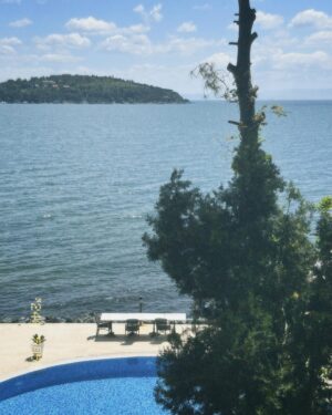 İlay Erkök Instagram - Büyükada #dump 👸🏼
1. Fotoğraf : Tülay teyzeme ve Metin amcama sürpriz ziyaret ♥️ @kazancitulay Bir dahakine hep birlikte 🥰 @tmervekazanci @batuhankazanci 
2. Fotoğraf : Tuesday kafasında bir Sunday yaşanıyordu. 
3. Fotoğraf : Eski bir yetimhane. 1903-1964 yılları arasında hizmet veren yetimhane, Avrupa’nın en büyük, Dünyanın ise ikinci en büyük ahşap yapısı olarak kabul edilmektedir. (Biraz korkutucu ama içerisini merak etmemek mümkün değil.)
4. Fotoğraf : Spontane olan son dakika bulduğum ve son dakikaya kaldığım vapurla kadıköy seferimi merdivende bu tatlış amcayla oturarak seyahat ediyorumdur. 🥳
5. Fotoğraf : Sevda Gazozu ve @cihan.nacar manidar uyumu (!) 
6. Fotoğraf : Eve girmeden kapısından başlayarak sanatlandığın bir ev. 
7. Fotoğraf : Uzun bekleyiş.. 
8. Fotoğraf : Videoya bakınca Yunan sahil kıyıları sanabilirsiniz ama burası Eskibağ ve yılların dostluğu ♥️ @eskibagterasrestaurant 
9. Fotoğraf : Tayland’da yakışıklı bir tuk tukçu ile keyif ve nefes kesen araç kullanımı(!) 🏝️ 
10. Fotoğraf : Beyefendinin scooter 🛴 ile bana show yapması ve neredeyse düşecek olmamız 😂
11. Fotoğraf : Tasarım denilince de Cihan Nacar 🎀
12. Fotoğraf : Çen bana hoşgeldin aperitifleri mi hazırladın 🍷🥹
13. Fotoğraf : Adanın melekleri 
14. Fotoğraf : Cihan Verstappen 🏁🏎️
15. Fotoğraf : Gece yatarken bana bakan canım karabasan heykelim 🤍 
(Dipnot: adayı çok uzun zaman sonra bambaşka hatırlayacağım sayenizde. Çok özel ve güzel bir gün geçirdim. Kocaman öpücükler 😘)