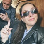 İlay Erkök Instagram - Büyükada #dump 👸🏼 1. Fotoğraf : Tülay teyzeme ve Metin amcama sürpriz ziyaret ♥️ @kazancitulay Bir dahakine hep birlikte 🥰 @tmervekazanci @batuhankazanci 2. Fotoğraf : Tuesday kafasında bir Sunday yaşanıyordu. 3. Fotoğraf : Eski bir yetimhane. 1903-1964 yılları arasında hizmet veren yetimhane, Avrupa’nın en büyük, Dünyanın ise ikinci en büyük ahşap yapısı olarak kabul edilmektedir. (Biraz korkutucu ama içerisini merak etmemek mümkün değil.) 4. Fotoğraf : Spontane olan son dakika bulduğum ve son dakikaya kaldığım vapurla kadıköy seferimi merdivende bu tatlış amcayla oturarak seyahat ediyorumdur. 🥳 5. Fotoğraf : Sevda Gazozu ve @cihan.nacar manidar uyumu (!) 6. Fotoğraf : Eve girmeden kapısından başlayarak sanatlandığın bir ev. 7. Fotoğraf : Uzun bekleyiş.. 8. Fotoğraf : Videoya bakınca Yunan sahil kıyıları sanabilirsiniz ama burası Eskibağ ve yılların dostluğu ♥️ @eskibagterasrestaurant 9. Fotoğraf : Tayland’da yakışıklı bir tuk tukçu ile keyif ve nefes kesen araç kullanımı(!) 🏝️ 10. Fotoğraf : Beyefendinin scooter 🛴 ile bana show yapması ve neredeyse düşecek olmamız 😂 11. Fotoğraf : Tasarım denilince de Cihan Nacar 🎀 12. Fotoğraf : Çen bana hoşgeldin aperitifleri mi hazırladın 🍷🥹 13. Fotoğraf : Adanın melekleri 14. Fotoğraf : Cihan Verstappen 🏁🏎️ 15. Fotoğraf : Gece yatarken bana bakan canım karabasan heykelim 🤍 (Dipnot: adayı çok uzun zaman sonra bambaşka hatırlayacağım sayenizde. Çok özel ve güzel bir gün geçirdim. Kocaman öpücükler 😘)