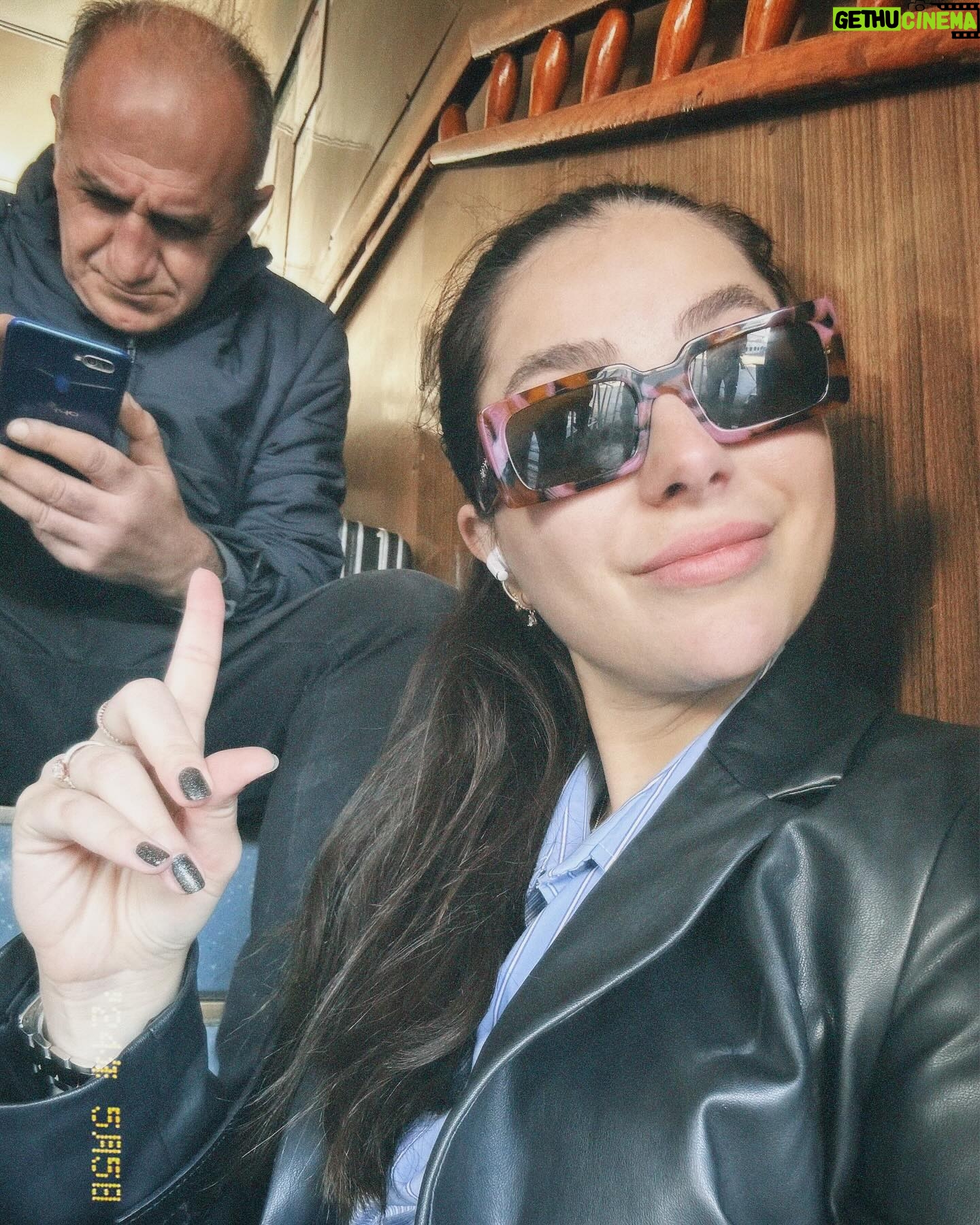 İlay Erkök - 21.1K Likes - Büyükada #dump 👸🏼
1. Fotoğraf : Tülay teyzeme ve Metin amcama sürpriz ziyaret ♥️ @kazancitulay Bir dahakine hep birlikte 🥰 @tmervekazanci @batuhankazanci
2. Fotoğraf : Tuesday kafasında bir Sunday yaşanıyordu.
3. Fotoğraf : Eski bir yetimhane. 1903-1964 yılları arasında hizmet veren yetimhane, Avrupa’nın en büyük, Dünyanın ise ikinci en büyük ahşap yapısı olarak kabul edilmektedir. (Biraz korkutucu ama içerisini merak etmemek mümkün değil.)
4. Fotoğraf : Spontane olan son dakika bulduğum ve son dakikaya kaldığım vapurla kadıköy seferimi merdivende bu tatlış amcayla oturarak seyahat ediyorumdur. 🥳
5. Fotoğraf : Sevda Gazozu ve @cihan.nacar manidar uyumu (!)
6. Fotoğraf : Eve girmeden kapısından başlayarak sanatlandığın bir ev.
7. Fotoğraf : Uzun bekleyiş..
8. Fotoğraf : Videoya bakınca Yunan sahil kıyıları sanabilirsiniz ama burası Eskibağ ve yılların dostluğu ♥️ @eskibagterasrestaurant
9. Fotoğraf : Tayland’da yakışıklı bir tuk tukçu ile keyif ve nefes kesen araç kullanımı(!) 🏝️
10. Fotoğraf : Beyefendinin scooter 🛴 ile bana show yapması ve neredeyse düşecek olmamız 😂
11. Fotoğraf : Tasarım denilince de Cihan Nacar 🎀
12. Fotoğraf : Çen bana hoşgeldin aperitifleri mi hazırladın 🍷🥹
13. Fotoğraf : Adanın melekleri
14. Fotoğraf : Cihan Verstappen 🏁🏎️
15. Fotoğraf : Gece yatarken bana bakan canım karabasan heykelim 🤍
(Dipnot: adayı çok uzun zaman sonra bambaşka hatırlayacağım sayenizde. Çok özel ve güzel bir gün geçirdim. Kocaman öpücükler 😘)