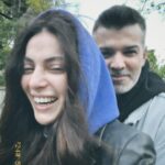 İlay Erkök Instagram - Büyükada #dump 👸🏼 1. Fotoğraf : Tülay teyzeme ve Metin amcama sürpriz ziyaret ♥️ @kazancitulay Bir dahakine hep birlikte 🥰 @tmervekazanci @batuhankazanci 2. Fotoğraf : Tuesday kafasında bir Sunday yaşanıyordu. 3. Fotoğraf : Eski bir yetimhane. 1903-1964 yılları arasında hizmet veren yetimhane, Avrupa’nın en büyük, Dünyanın ise ikinci en büyük ahşap yapısı olarak kabul edilmektedir. (Biraz korkutucu ama içerisini merak etmemek mümkün değil.) 4. Fotoğraf : Spontane olan son dakika bulduğum ve son dakikaya kaldığım vapurla kadıköy seferimi merdivende bu tatlış amcayla oturarak seyahat ediyorumdur. 🥳 5. Fotoğraf : Sevda Gazozu ve @cihan.nacar manidar uyumu (!) 6. Fotoğraf : Eve girmeden kapısından başlayarak sanatlandığın bir ev. 7. Fotoğraf : Uzun bekleyiş.. 8. Fotoğraf : Videoya bakınca Yunan sahil kıyıları sanabilirsiniz ama burası Eskibağ ve yılların dostluğu ♥️ @eskibagterasrestaurant 9. Fotoğraf : Tayland’da yakışıklı bir tuk tukçu ile keyif ve nefes kesen araç kullanımı(!) 🏝️ 10. Fotoğraf : Beyefendinin scooter 🛴 ile bana show yapması ve neredeyse düşecek olmamız 😂 11. Fotoğraf : Tasarım denilince de Cihan Nacar 🎀 12. Fotoğraf : Çen bana hoşgeldin aperitifleri mi hazırladın 🍷🥹 13. Fotoğraf : Adanın melekleri 14. Fotoğraf : Cihan Verstappen 🏁🏎️ 15. Fotoğraf : Gece yatarken bana bakan canım karabasan heykelim 🤍 (Dipnot: adayı çok uzun zaman sonra bambaşka hatırlayacağım sayenizde. Çok özel ve güzel bir gün geçirdim. Kocaman öpücükler 😘)