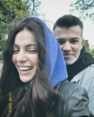 İlay Erkök Instagram - Büyükada #dump 👸🏼
1. Fotoğraf : Tülay teyzeme ve Metin amcama sürpriz ziyaret ♥️ @kazancitulay Bir dahakine hep birlikte 🥰 @tmervekazanci @batuhankazanci 
2. Fotoğraf : Tuesday kafasında bir Sunday yaşanıyordu. 
3. Fotoğraf : Eski bir yetimhane. 1903-1964 yılları arasında hizmet veren yetimhane, Avrupa’nın en büyük, Dünyanın ise ikinci en büyük ahşap yapısı olarak kabul edilmektedir. (Biraz korkutucu ama içerisini merak etmemek mümkün değil.)
4. Fotoğraf : Spontane olan son dakika bulduğum ve son dakikaya kaldığım vapurla kadıköy seferimi merdivende bu tatlış amcayla oturarak seyahat ediyorumdur. 🥳
5. Fotoğraf : Sevda Gazozu ve @cihan.nacar manidar uyumu (!) 
6. Fotoğraf : Eve girmeden kapısından başlayarak sanatlandığın bir ev. 
7. Fotoğraf : Uzun bekleyiş.. 
8. Fotoğraf : Videoya bakınca Yunan sahil kıyıları sanabilirsiniz ama burası Eskibağ ve yılların dostluğu ♥️ @eskibagterasrestaurant 
9. Fotoğraf : Tayland’da yakışıklı bir tuk tukçu ile keyif ve nefes kesen araç kullanımı(!) 🏝️ 
10. Fotoğraf : Beyefendinin scooter 🛴 ile bana show yapması ve neredeyse düşecek olmamız 😂
11. Fotoğraf : Tasarım denilince de Cihan Nacar 🎀
12. Fotoğraf : Çen bana hoşgeldin aperitifleri mi hazırladın 🍷🥹
13. Fotoğraf : Adanın melekleri 
14. Fotoğraf : Cihan Verstappen 🏁🏎️
15. Fotoğraf : Gece yatarken bana bakan canım karabasan heykelim 🤍 
(Dipnot: adayı çok uzun zaman sonra bambaşka hatırlayacağım sayenizde. Çok özel ve güzel bir gün geçirdim. Kocaman öpücükler 😘)
