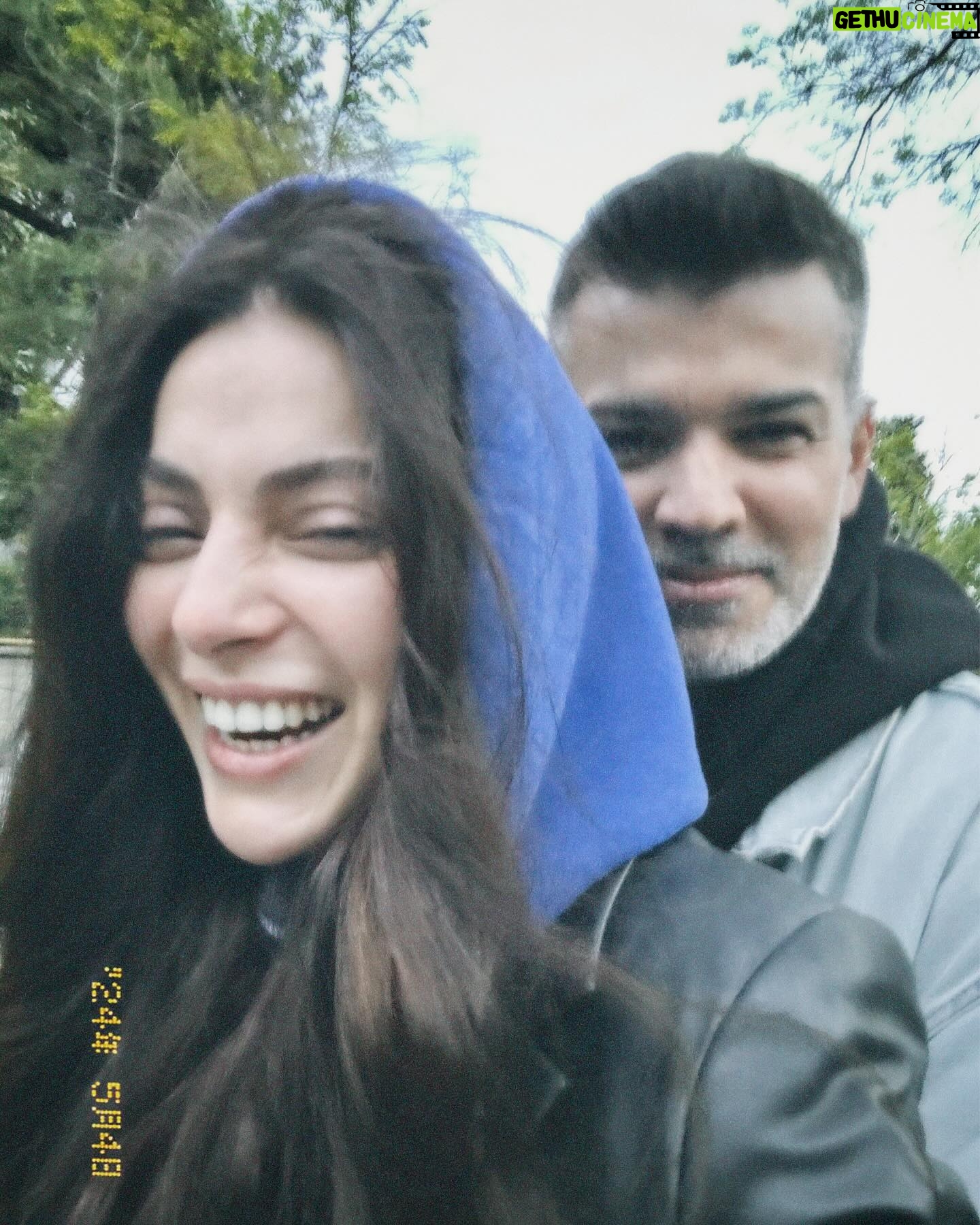 İlay Erkök - 21.1K Likes - Büyükada #dump 👸🏼
1. Fotoğraf : Tülay teyzeme ve Metin amcama sürpriz ziyaret ♥️ @kazancitulay Bir dahakine hep birlikte 🥰 @tmervekazanci @batuhankazanci
2. Fotoğraf : Tuesday kafasında bir Sunday yaşanıyordu.
3. Fotoğraf : Eski bir yetimhane. 1903-1964 yılları arasında hizmet veren yetimhane, Avrupa’nın en büyük, Dünyanın ise ikinci en büyük ahşap yapısı olarak kabul edilmektedir. (Biraz korkutucu ama içerisini merak etmemek mümkün değil.)
4. Fotoğraf : Spontane olan son dakika bulduğum ve son dakikaya kaldığım vapurla kadıköy seferimi merdivende bu tatlış amcayla oturarak seyahat ediyorumdur. 🥳
5. Fotoğraf : Sevda Gazozu ve @cihan.nacar manidar uyumu (!)
6. Fotoğraf : Eve girmeden kapısından başlayarak sanatlandığın bir ev.
7. Fotoğraf : Uzun bekleyiş..
8. Fotoğraf : Videoya bakınca Yunan sahil kıyıları sanabilirsiniz ama burası Eskibağ ve yılların dostluğu ♥️ @eskibagterasrestaurant
9. Fotoğraf : Tayland’da yakışıklı bir tuk tukçu ile keyif ve nefes kesen araç kullanımı(!) 🏝️
10. Fotoğraf : Beyefendinin scooter 🛴 ile bana show yapması ve neredeyse düşecek olmamız 😂
11. Fotoğraf : Tasarım denilince de Cihan Nacar 🎀
12. Fotoğraf : Çen bana hoşgeldin aperitifleri mi hazırladın 🍷🥹
13. Fotoğraf : Adanın melekleri
14. Fotoğraf : Cihan Verstappen 🏁🏎️
15. Fotoğraf : Gece yatarken bana bakan canım karabasan heykelim 🤍
(Dipnot: adayı çok uzun zaman sonra bambaşka hatırlayacağım sayenizde. Çok özel ve güzel bir gün geçirdim. Kocaman öpücükler 😘)