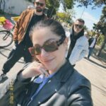 İlay Erkök Instagram - Büyükada #dump 👸🏼 1. Fotoğraf : Tülay teyzeme ve Metin amcama sürpriz ziyaret ♥️ @kazancitulay Bir dahakine hep birlikte 🥰 @tmervekazanci @batuhankazanci 2. Fotoğraf : Tuesday kafasında bir Sunday yaşanıyordu. 3. Fotoğraf : Eski bir yetimhane. 1903-1964 yılları arasında hizmet veren yetimhane, Avrupa’nın en büyük, Dünyanın ise ikinci en büyük ahşap yapısı olarak kabul edilmektedir. (Biraz korkutucu ama içerisini merak etmemek mümkün değil.) 4. Fotoğraf : Spontane olan son dakika bulduğum ve son dakikaya kaldığım vapurla kadıköy seferimi merdivende bu tatlış amcayla oturarak seyahat ediyorumdur. 🥳 5. Fotoğraf : Sevda Gazozu ve @cihan.nacar manidar uyumu (!) 6. Fotoğraf : Eve girmeden kapısından başlayarak sanatlandığın bir ev. 7. Fotoğraf : Uzun bekleyiş.. 8. Fotoğraf : Videoya bakınca Yunan sahil kıyıları sanabilirsiniz ama burası Eskibağ ve yılların dostluğu ♥️ @eskibagterasrestaurant 9. Fotoğraf : Tayland’da yakışıklı bir tuk tukçu ile keyif ve nefes kesen araç kullanımı(!) 🏝️ 10. Fotoğraf : Beyefendinin scooter 🛴 ile bana show yapması ve neredeyse düşecek olmamız 😂 11. Fotoğraf : Tasarım denilince de Cihan Nacar 🎀 12. Fotoğraf : Çen bana hoşgeldin aperitifleri mi hazırladın 🍷🥹 13. Fotoğraf : Adanın melekleri 14. Fotoğraf : Cihan Verstappen 🏁🏎️ 15. Fotoğraf : Gece yatarken bana bakan canım karabasan heykelim 🤍 (Dipnot: adayı çok uzun zaman sonra bambaşka hatırlayacağım sayenizde. Çok özel ve güzel bir gün geçirdim. Kocaman öpücükler 😘)