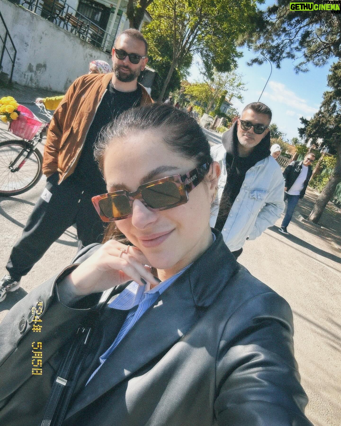 İlay Erkök - 21.1K Likes - Büyükada #dump 👸🏼
1. Fotoğraf : Tülay teyzeme ve Metin amcama sürpriz ziyaret ♥️ @kazancitulay Bir dahakine hep birlikte 🥰 @tmervekazanci @batuhankazanci
2. Fotoğraf : Tuesday kafasında bir Sunday yaşanıyordu.
3. Fotoğraf : Eski bir yetimhane. 1903-1964 yılları arasında hizmet veren yetimhane, Avrupa’nın en büyük, Dünyanın ise ikinci en büyük ahşap yapısı olarak kabul edilmektedir. (Biraz korkutucu ama içerisini merak etmemek mümkün değil.)
4. Fotoğraf : Spontane olan son dakika bulduğum ve son dakikaya kaldığım vapurla kadıköy seferimi merdivende bu tatlış amcayla oturarak seyahat ediyorumdur. 🥳
5. Fotoğraf : Sevda Gazozu ve @cihan.nacar manidar uyumu (!)
6. Fotoğraf : Eve girmeden kapısından başlayarak sanatlandığın bir ev.
7. Fotoğraf : Uzun bekleyiş..
8. Fotoğraf : Videoya bakınca Yunan sahil kıyıları sanabilirsiniz ama burası Eskibağ ve yılların dostluğu ♥️ @eskibagterasrestaurant
9. Fotoğraf : Tayland’da yakışıklı bir tuk tukçu ile keyif ve nefes kesen araç kullanımı(!) 🏝️
10. Fotoğraf : Beyefendinin scooter 🛴 ile bana show yapması ve neredeyse düşecek olmamız 😂
11. Fotoğraf : Tasarım denilince de Cihan Nacar 🎀
12. Fotoğraf : Çen bana hoşgeldin aperitifleri mi hazırladın 🍷🥹
13. Fotoğraf : Adanın melekleri
14. Fotoğraf : Cihan Verstappen 🏁🏎️
15. Fotoğraf : Gece yatarken bana bakan canım karabasan heykelim 🤍
(Dipnot: adayı çok uzun zaman sonra bambaşka hatırlayacağım sayenizde. Çok özel ve güzel bir gün geçirdim. Kocaman öpücükler 😘)