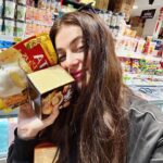 İlay Erkök Instagram - İtalya #dump 🇮🇹 1. Fotoğraf: hem ginseng ve hem de kahve aşığı bir kız olarak kuzenimle çin mahallesinde bulduğumuz ginsengli kahve ve ginsengli her şeyi alma heyecanımı paylaşma anım. 🥹 2. Fotoğraf: dünyanın neresinde olursak olalım benden kurtuluşun yok Bori 🤍 3. Fotoğraf: Efekovic ile design week de bottega tasarımını inceleme ve yorumlama keyfi 4. Fotoğraf: sanat sanat içindir. 5. Fotoğraf: 35 bin adım attıktan sonra eve varma finalim. 6. Fotoğraf: Portofino 7. Fotoğraf: Zae ile yaptığımız geleceğe ve hayallerimize yönelik planlar üzerine konuşurken ansızın gelen tatlı mı tatlı kruvasanın bizde uyandırdığı mutluluk hissi. 🥐 8. Fotoğraf: In such a night Did young Lorenzo swear he loved her well, Stealing her soul with many vows of faith 👸🏼 9. Fotoğraf: tüm fuarı gezdikten sonra sadece kahve için saatlerce sıra beklememizi isteyen muazzam yer(!) 10. Fotoğraf: huzur 🐶 11. Fotoğraf: şarkının dansı 12. Fotoğraf: şehrin vazgeçilmez yemeği: Pasta Trofiette - pesto kalp ben 🙈 13. Fotoğraf: 1 ekimli olmak ayrıcalıktır 🙌